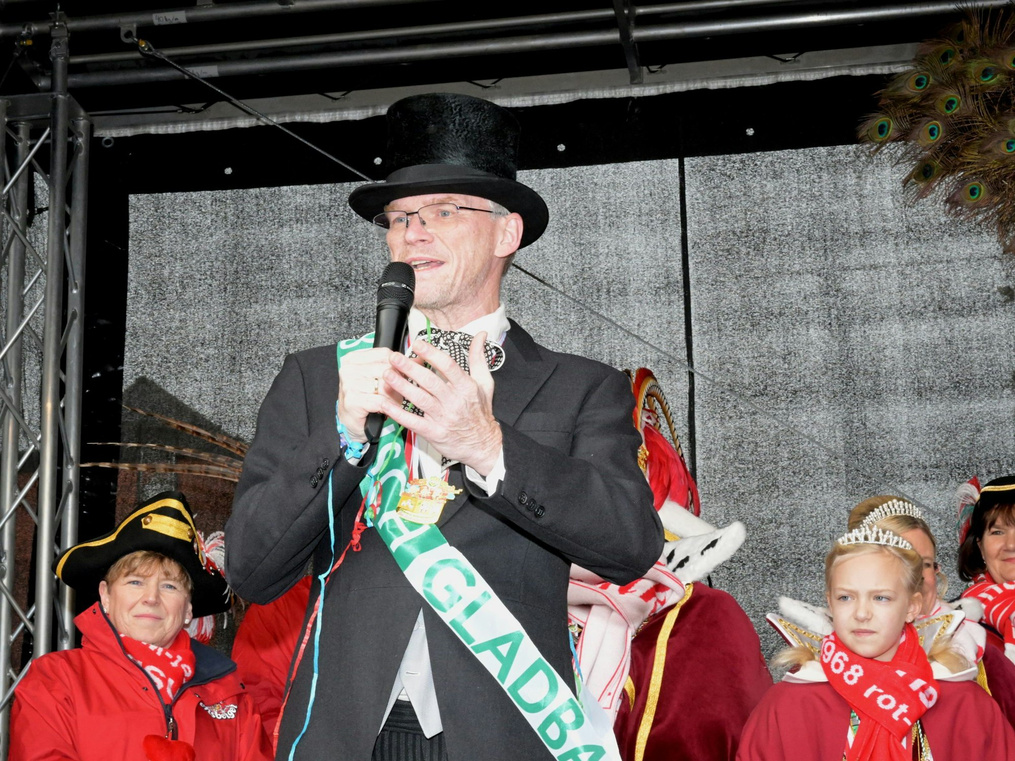 Gladbachs Bürgermeister auf der Bühne.