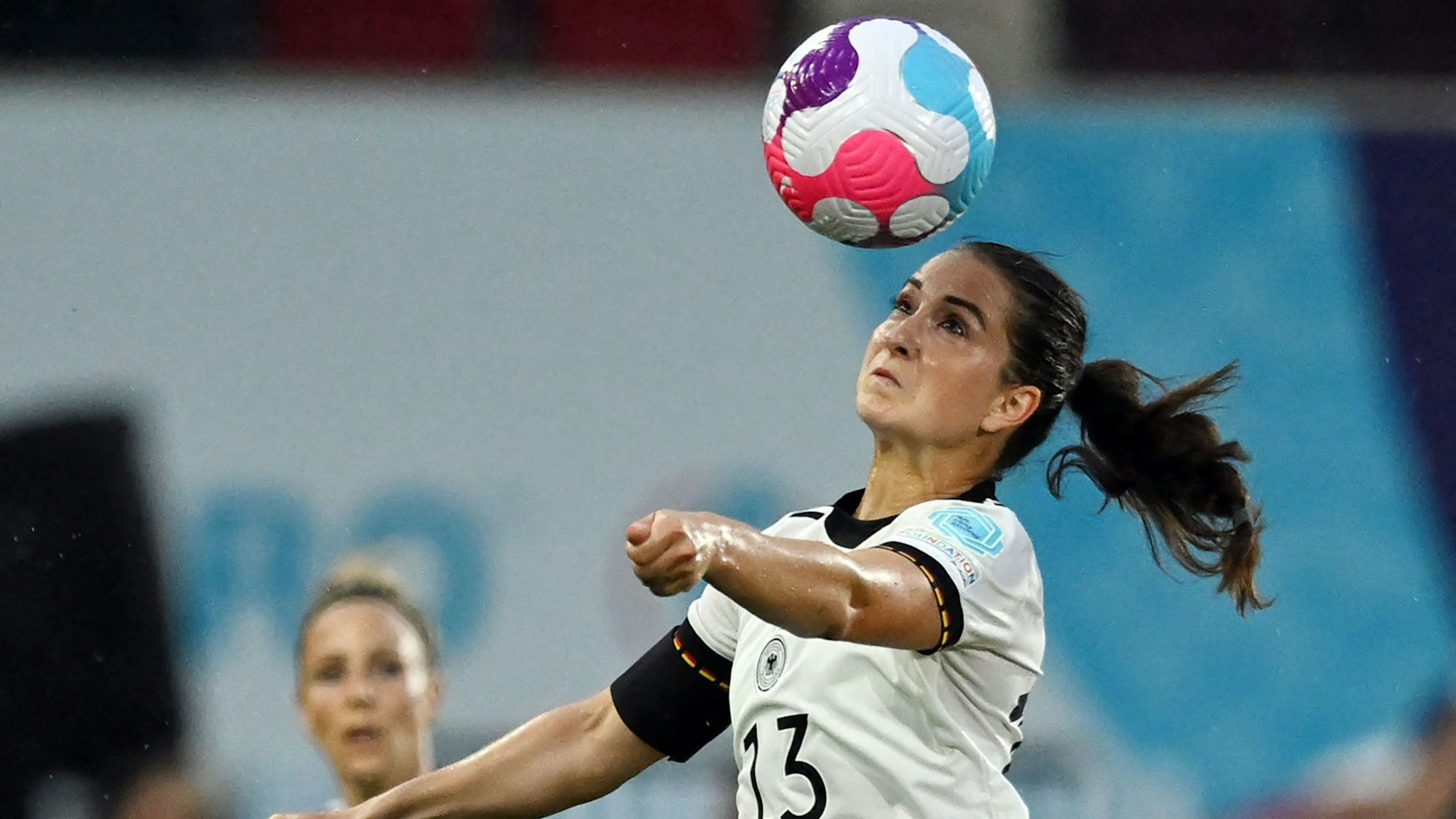 Sara Däbritz steigt beim EM-Spiel gegen Österreich am 21. Juli 2022 zum Kopfball hoch.