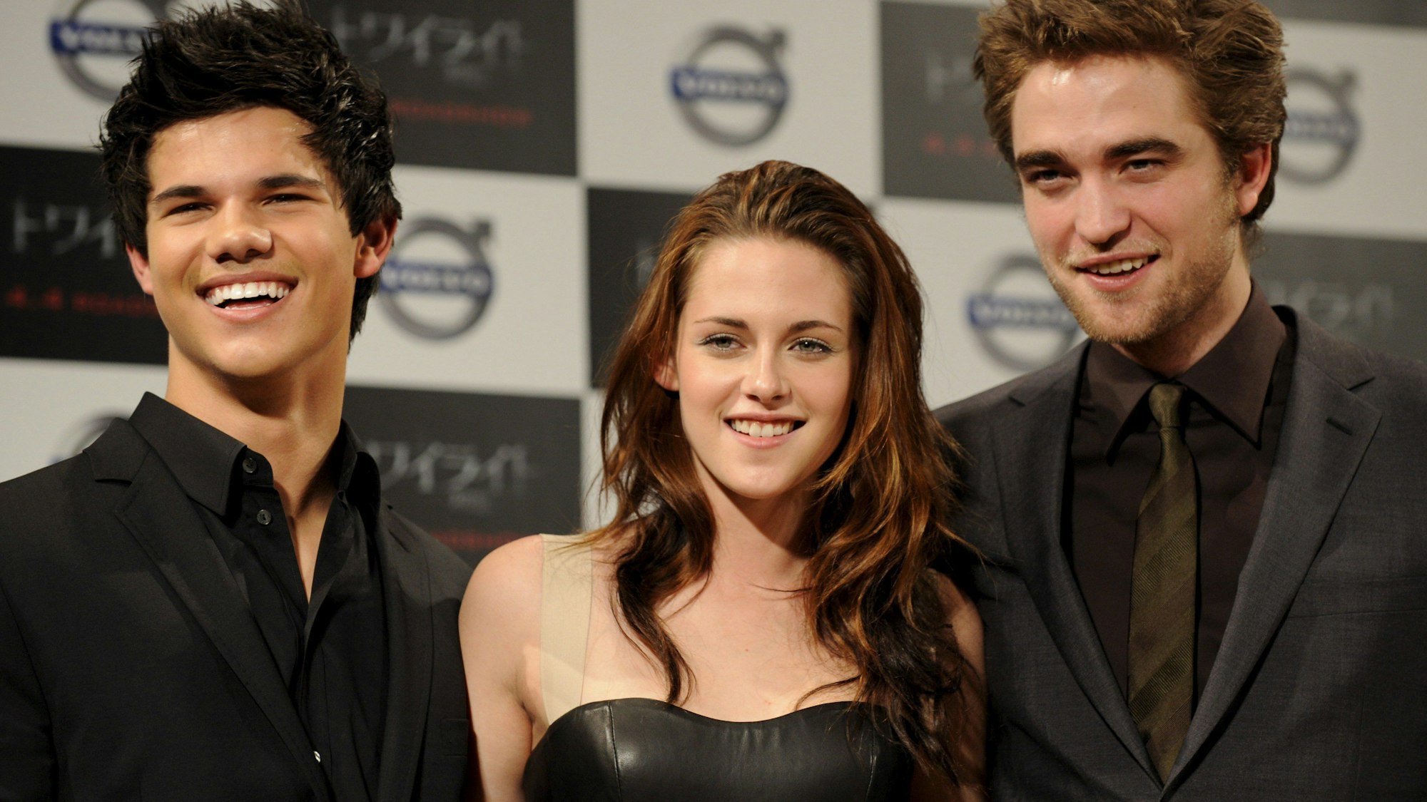 Das Bild zeigt den britischen Schauspieler Robert Pattinson (r) und seine US-amerikanischen Kollegen Kristen Stewart (M) und Taylor Lautner (l).