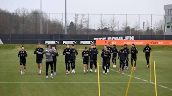 Die Mannschaft von Borussia Mönchengladbach dreht beim Training am 16. Februar 2023 Laufrunden über den Trainingsplatz im Borussia-Park.
