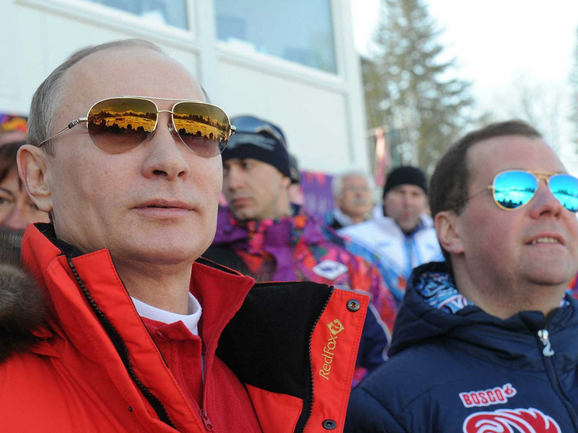 Russlands Präsident Wladimir Putin (L) und Ministerpräsident Dmitri Medwedew beobachten den Langlauf der Männer.