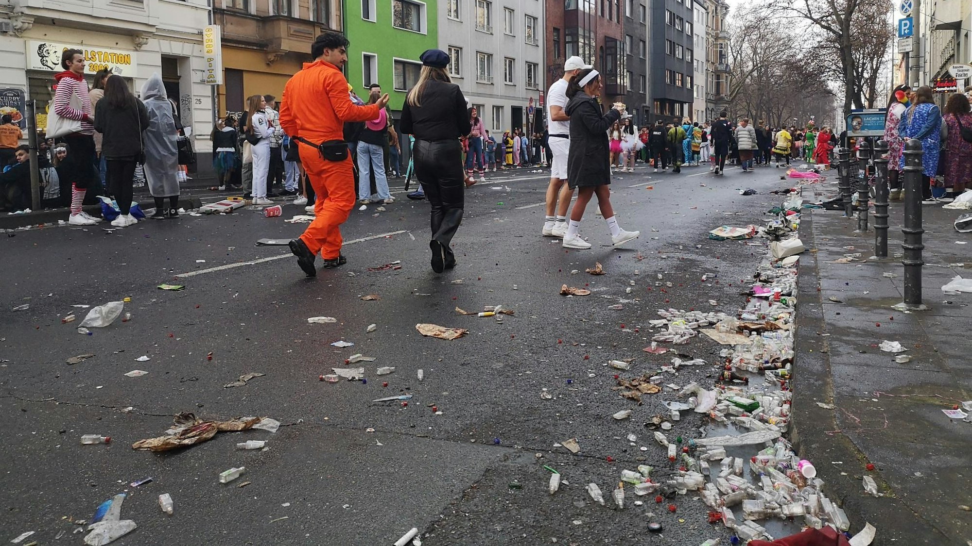 Weiberfastnacht 2023 in Köln: Viel Müll auf der Roonstraße, die AWB sind im Einsatz.