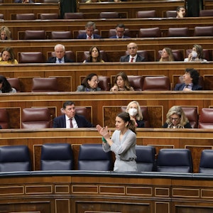 Irene Montero, Gleichstellungsministerin von Spanien, applaudiert während einer Plenarsitzung im Abgeordnetenhaus in Madrid.