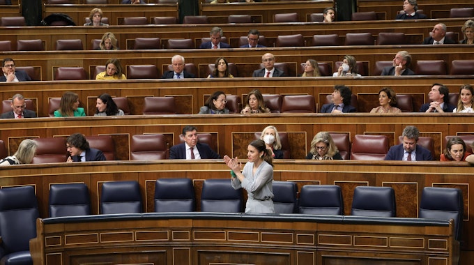 Irene Montero, Gleichstellungsministerin von Spanien, applaudiert während einer Plenarsitzung im Abgeordnetenhaus in Madrid.