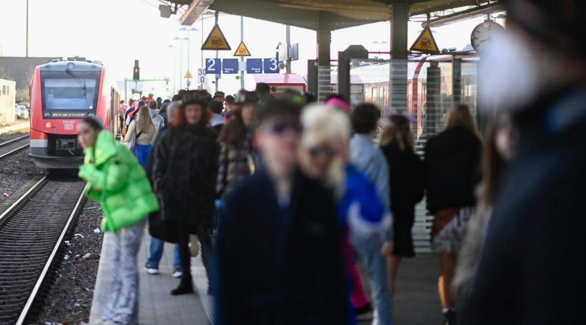 Zahlreiche Jecken warten am Bahnhof Euskirchen auf den Zug Richtung Köln.