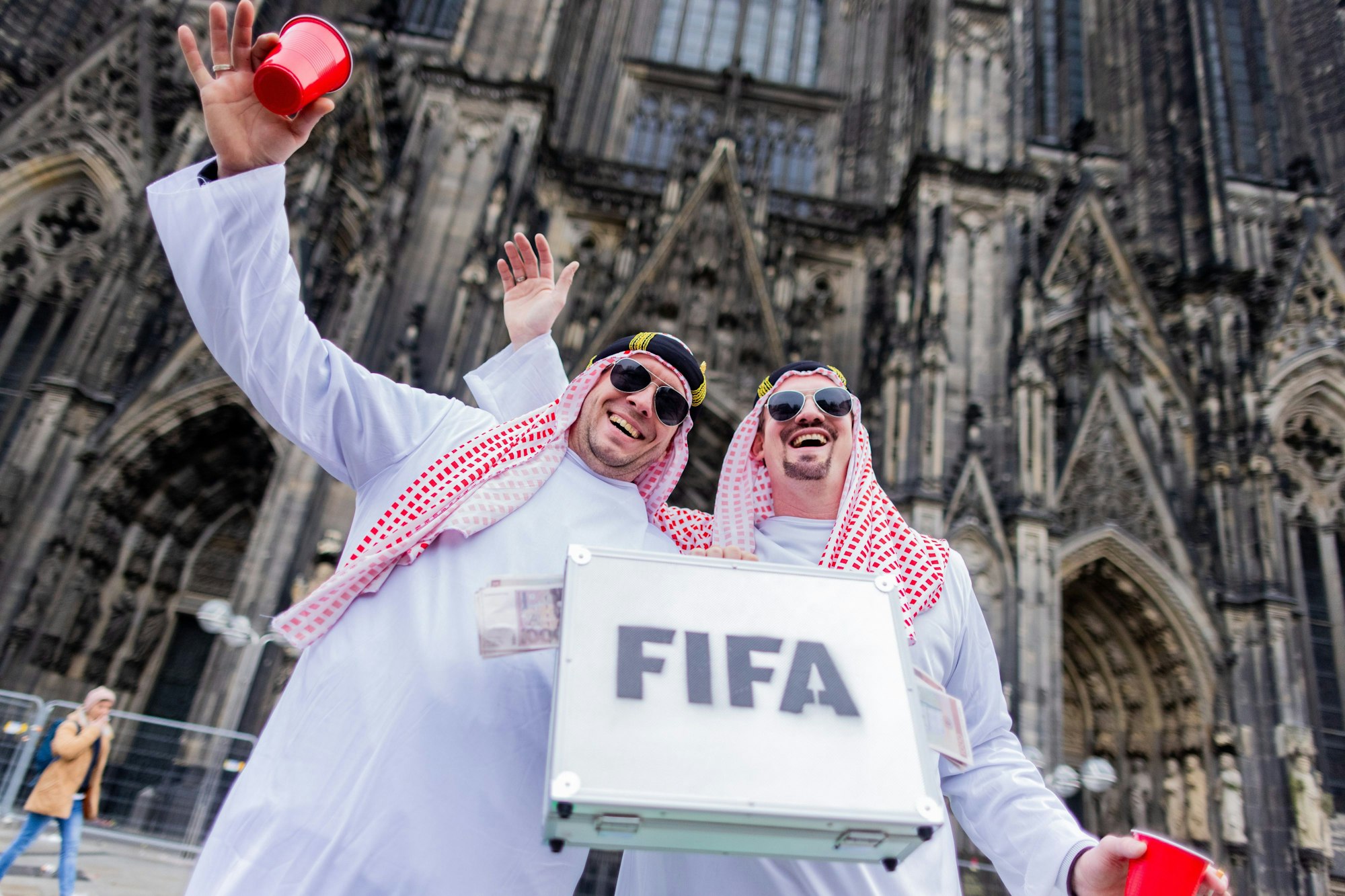 Und auch bei dieser Verkleidung ist der Hintergrund eindeutig: Die beiden Herren sind als Scheich kostümiert und tragen einen Geldkoffer mit FIFA-Aufschrift mit sich. Eine Anspielung auf die kürzlich beendete Fußball-WM in Katar.
