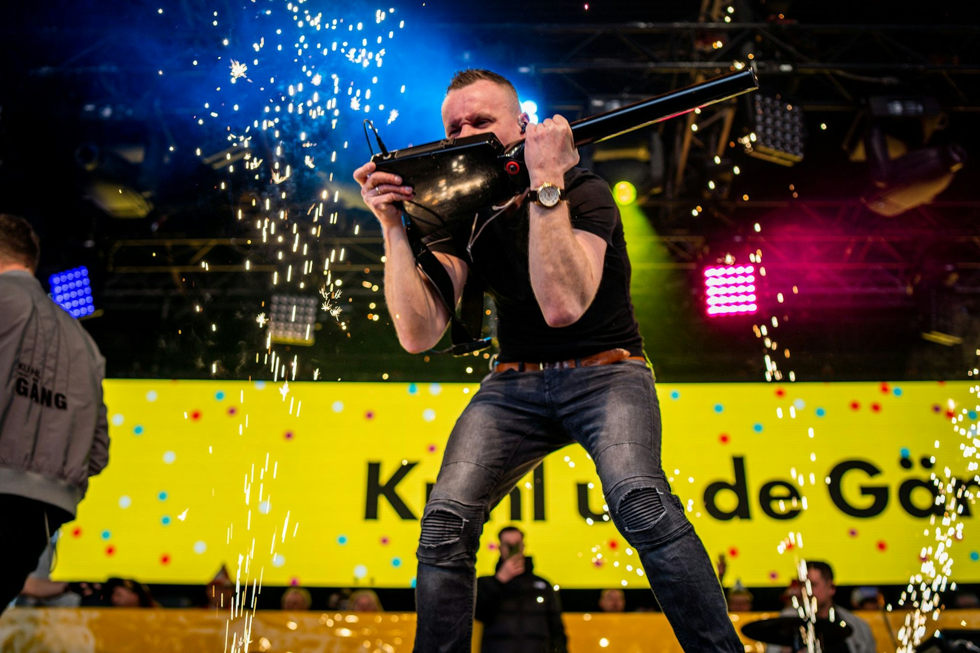 Ein Musiker von Kuhl un de Gäng steht auf der Bühne.