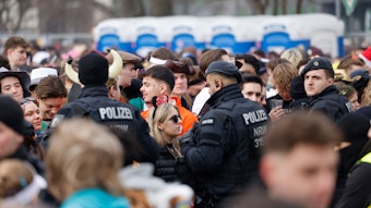 Die Polizei war rund um das Zülpicher Viertel an Weiberfastnacht mit starken Kräften im Einsatz.