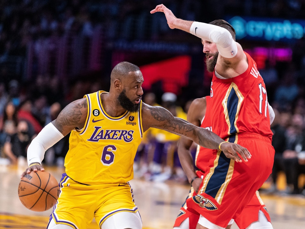 LeBron James von den Los Angeles Lakers im Angriff gegen Jonas Valanciunas von den New Orleans Pelicans.