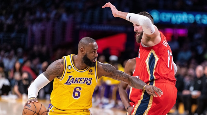 LeBron James von den Los Angeles Lakers im Angriff gegen Jonas Valanciunas von den New Orleans Pelicans.