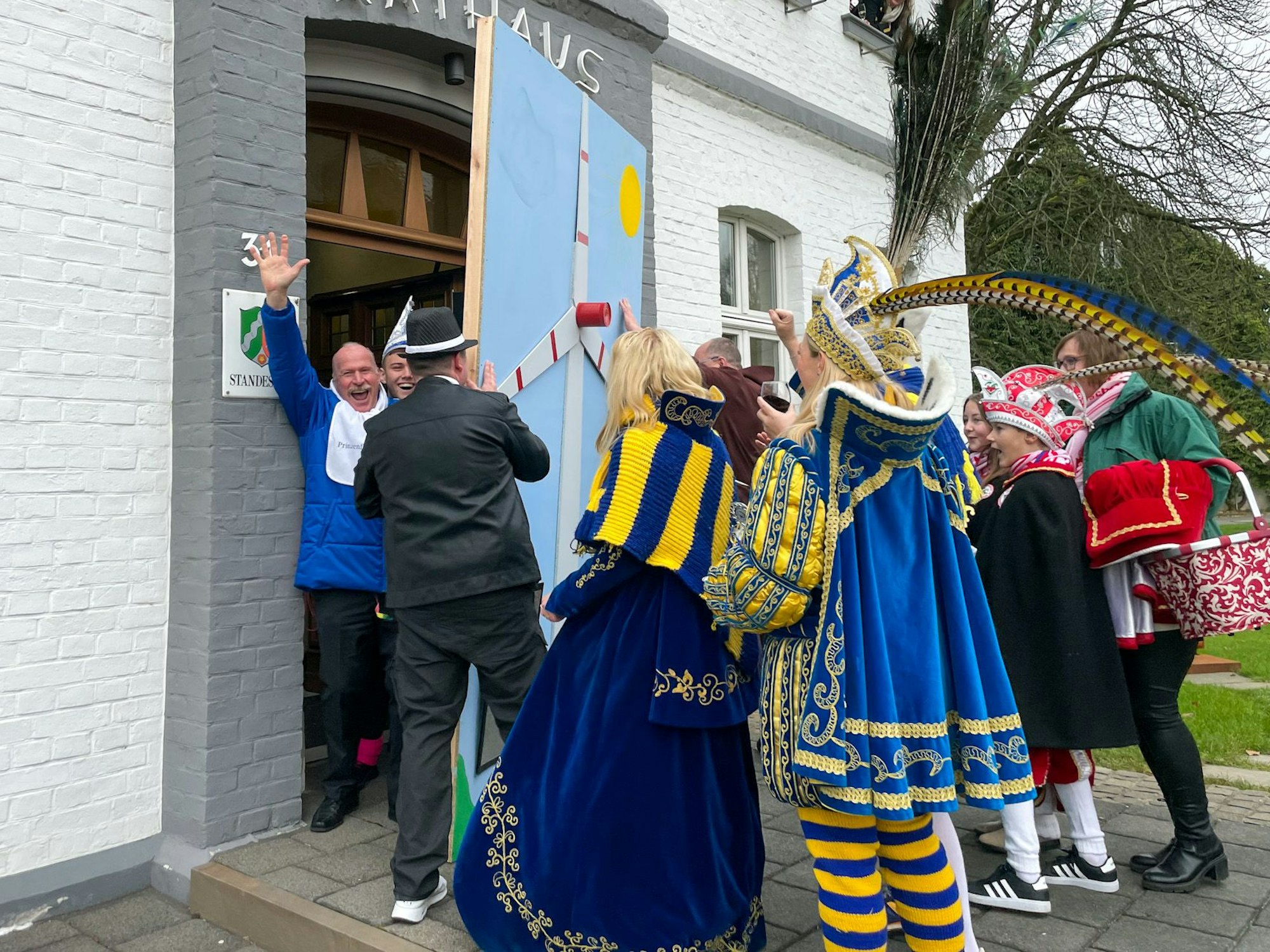 Karnevalisten hieven die Holzbarrikade an der Rathaustür beseite.
