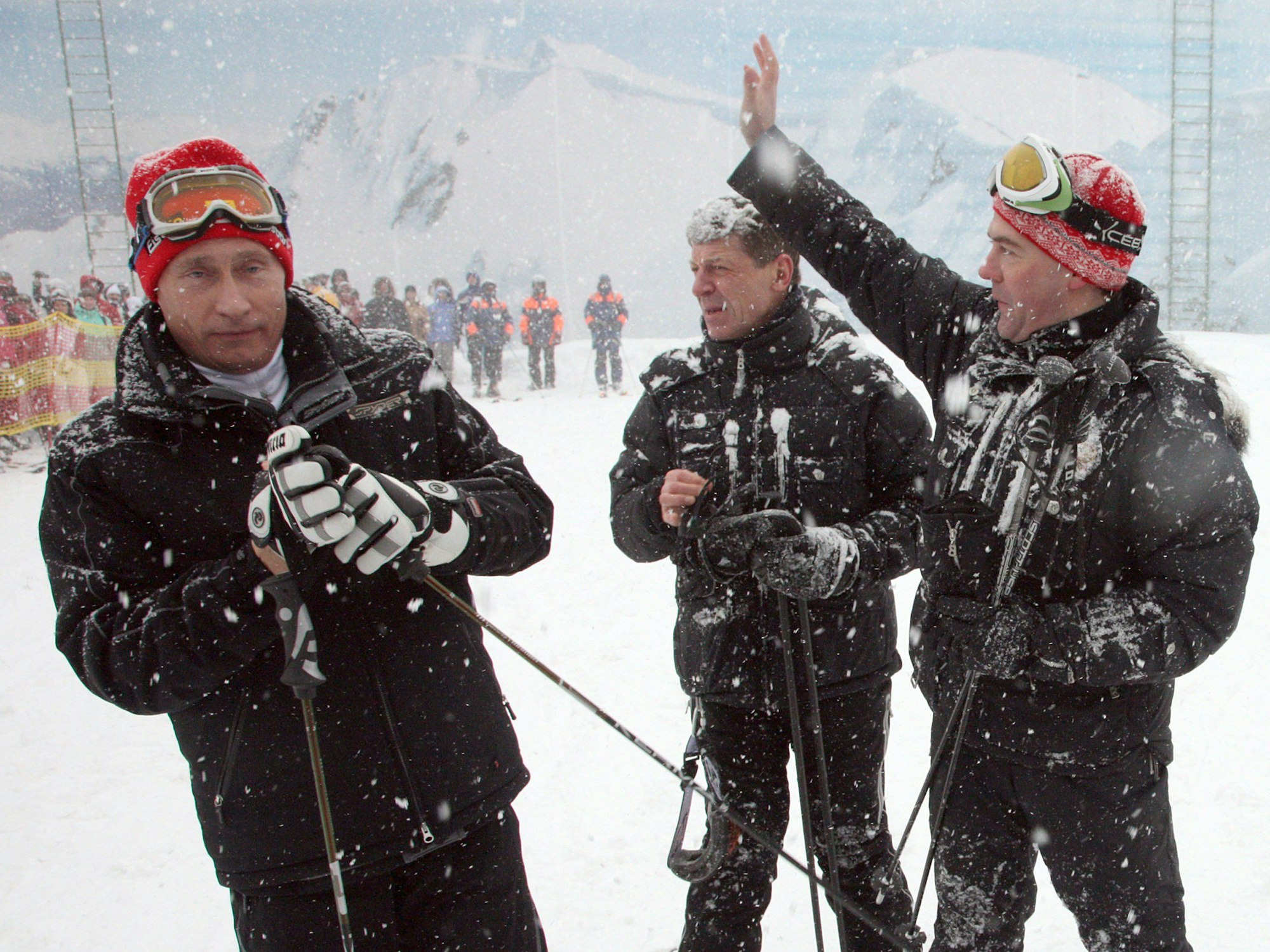 Russischer Präsident Dmitry Medwedew(R) beim Ski-Fahren mit Premierminister Wladimir Putin (L) und Vize-Premier Dmitry Kozak (C),