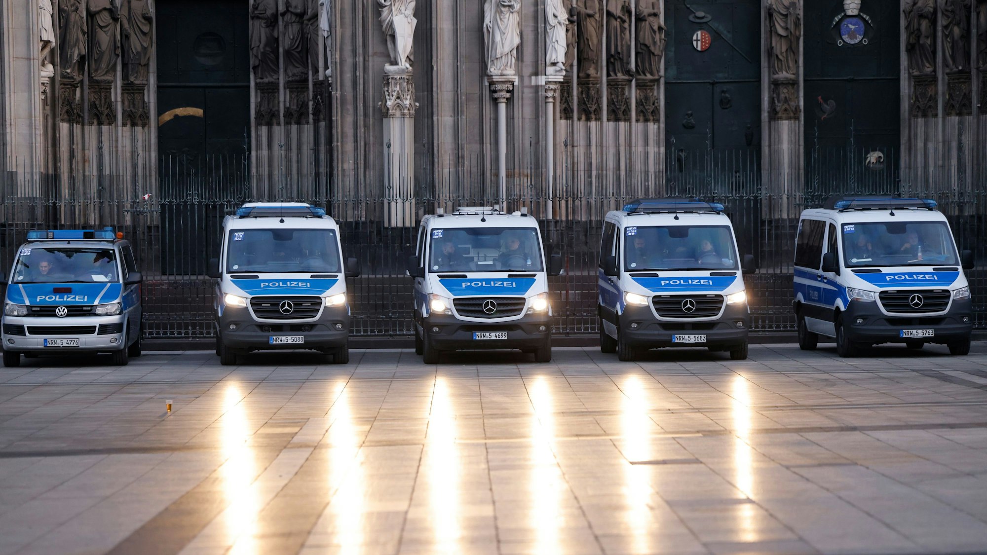 Weiberfastnacht: Beginn des Straßenkarnevals in Köln. Einsatzkräfte vor dem Kölner Dom stehen bereit.