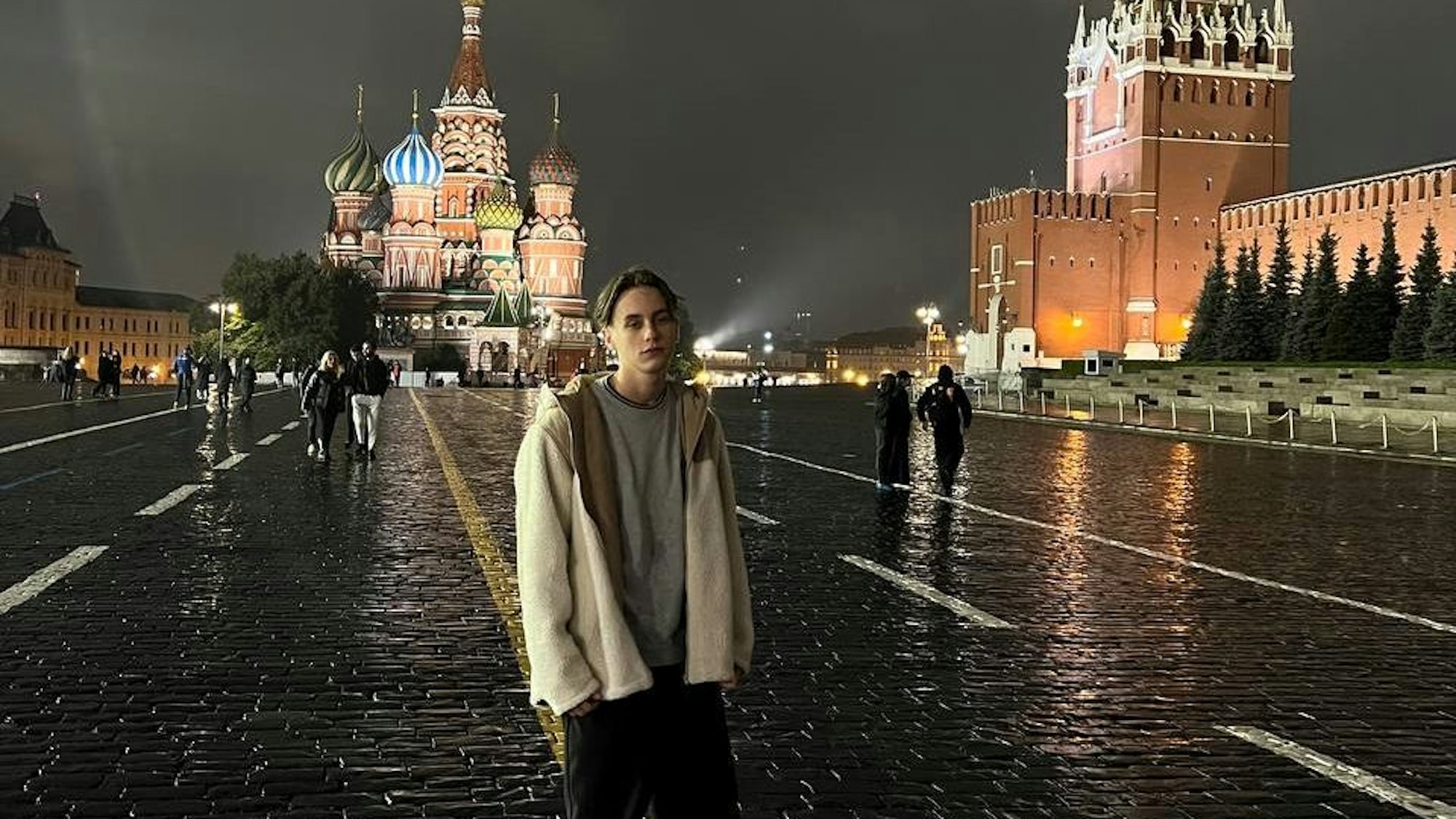 Ein Junge steht auf dem Roten Platz in Moskau
