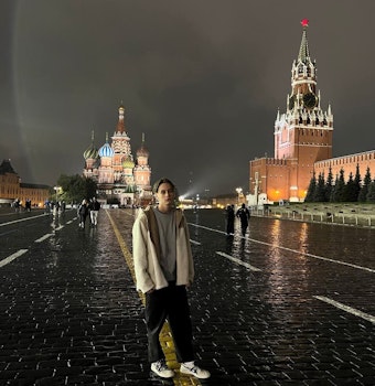 Tristan Simon steht vor dem prunkvollen Kreml-Gebäude in Moskau.