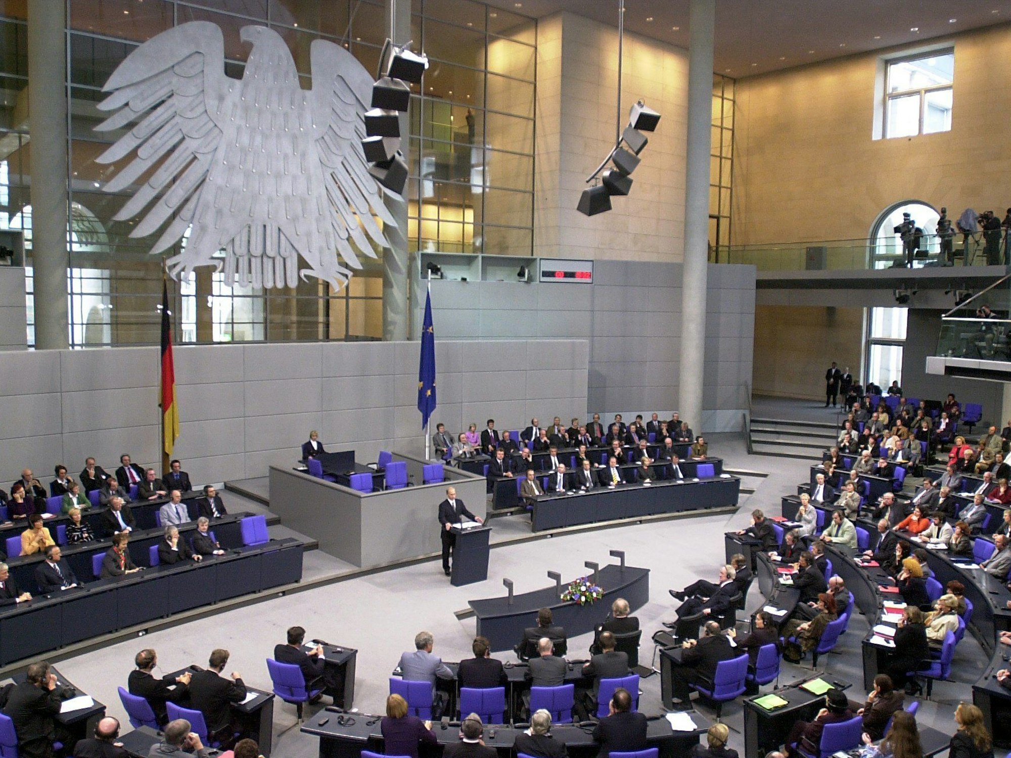 Der russische Präsident Wladimir Putin redet am 25.09.2001 während einer Sondersitzung des Deutschen Bundestages in Berlin.