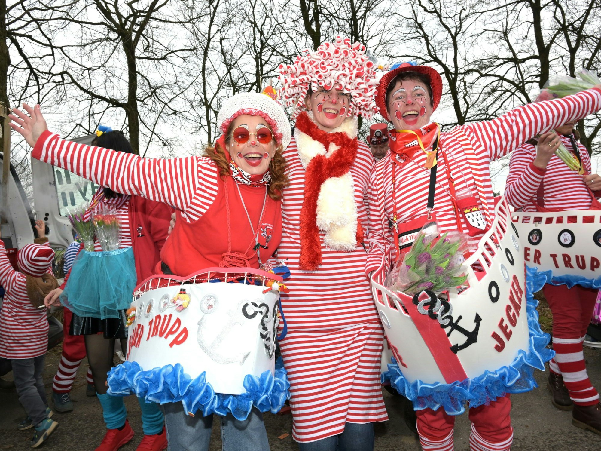 Drei rot-weiß verkleidete Frauen haben Spaß.