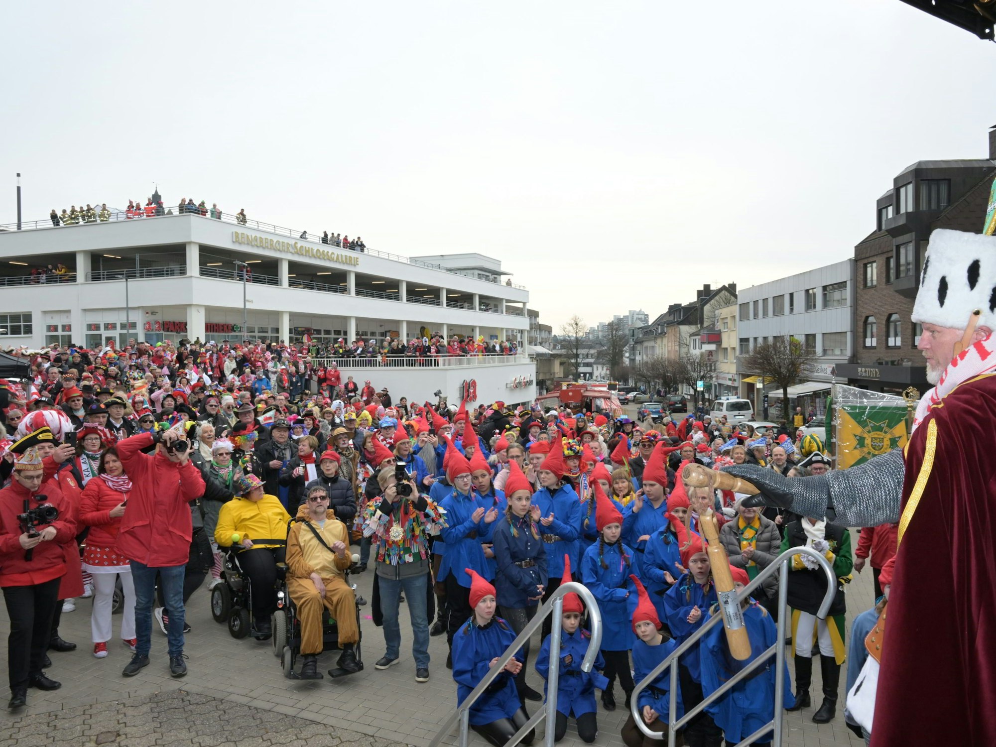 Ein Blick von der Bühne in die Menge in Bensberg.