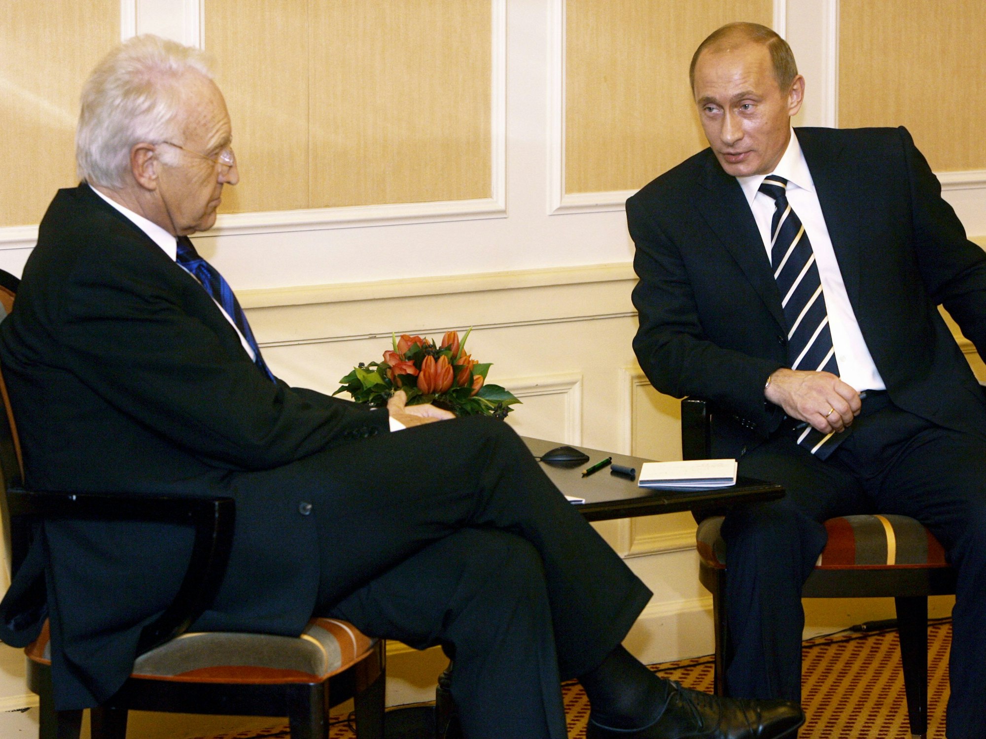 Während der 43. Münchner Sicherheitskonferenz in München unterhalten sich der russische Staatspräsident Wladimir Putin (r) und der bayerische Ministerpräsident Edmund Stoiber.