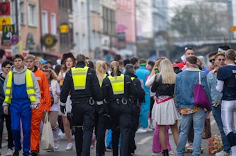 Ordnungsamtspersonal läuft über die Zülpicher Straße