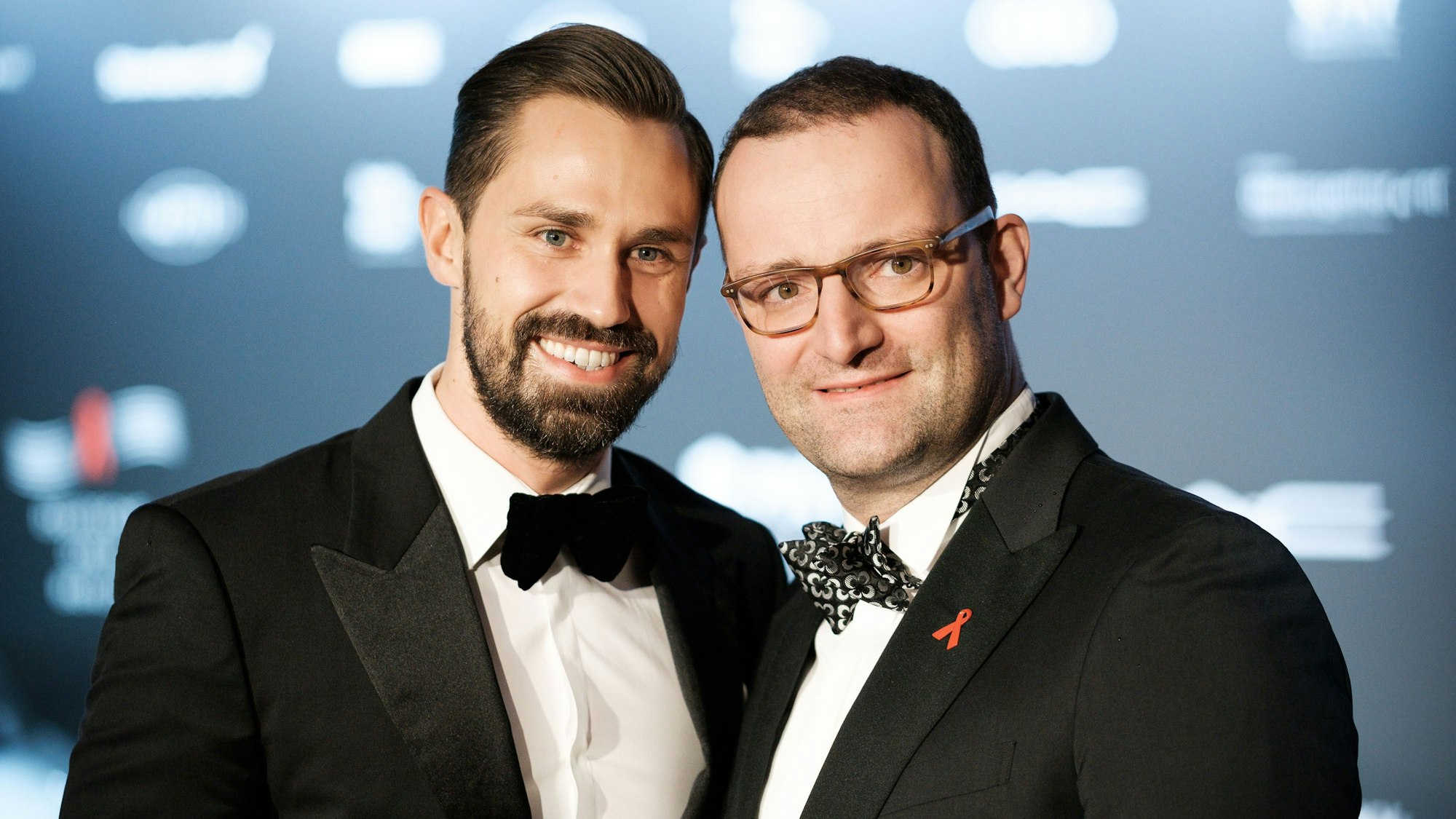 CDU-Gesundheitspolitiker Jens Spahn (CDU) und Journalist Daniel Funke (l), mit dem Spahn mittlerweile verheiratet ist, kommen zur 23. Operngala für die Deutsche Aids-Stifung. (zu dpa "Ganz gelassen: Spahn reagiert auf schwulenfeindliche Hetze" vom 13.02.2018) Foto: Robert Schlesinger/dpa-Zentralbild/dpa +++ dpa-Bildfunk +++