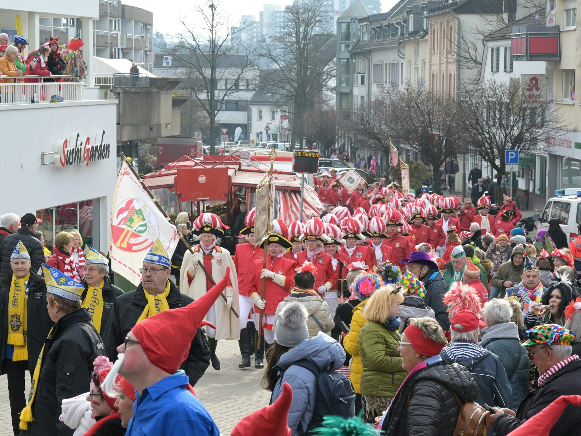 Die Karnevalisten kommen zur Bühne in der Bensberger Innenstadt marschiert.