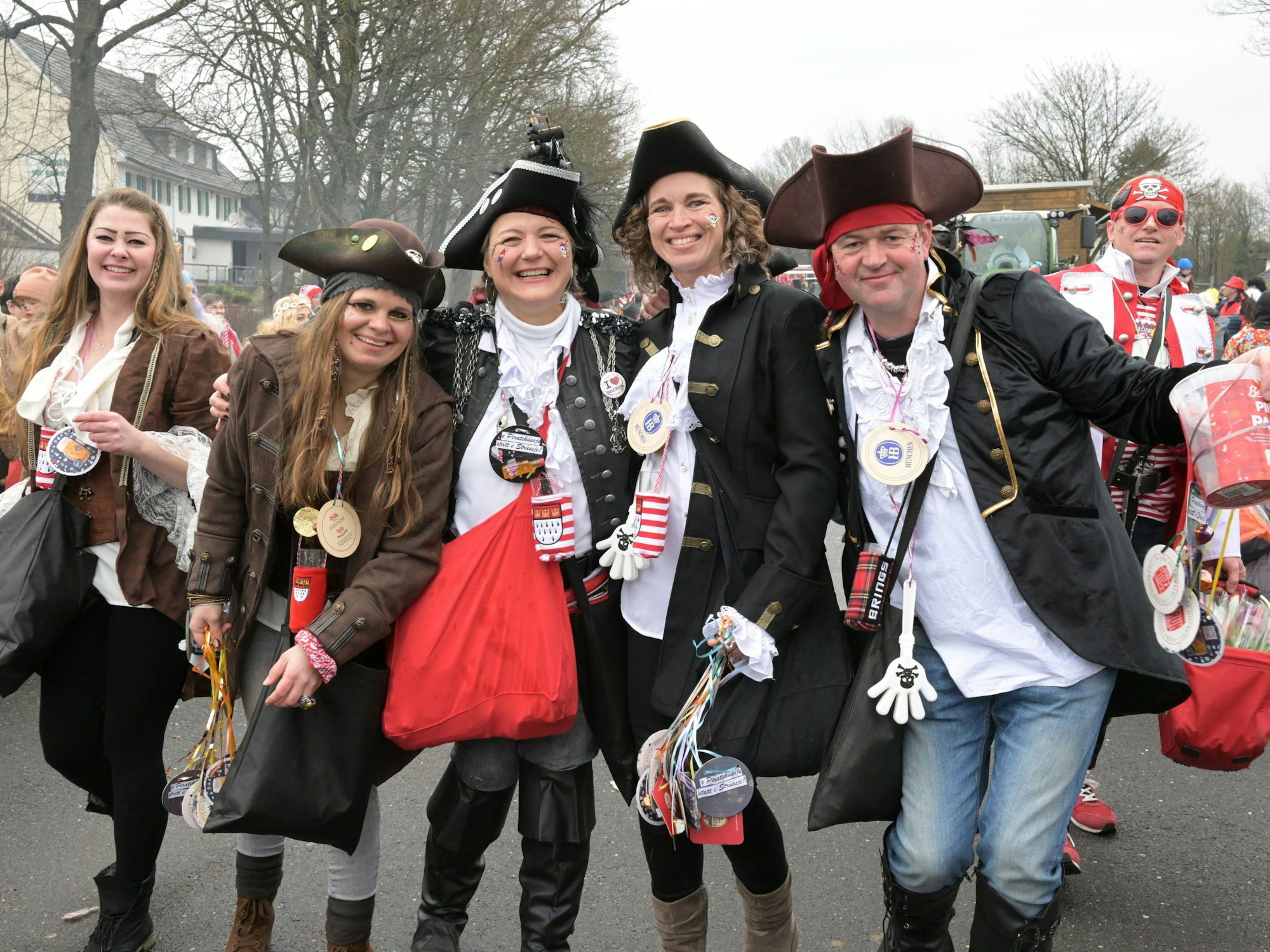 Ein Gruppe, die als Piraten kostümiert ist.
