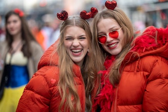 Zwei kostümierte junge Frauen feiern Karneval.