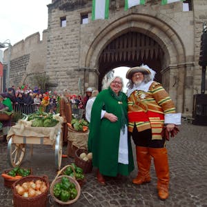 Sabine und Karl-Heinz Wührer stehen im Kostüm vor der Severinstorburg.