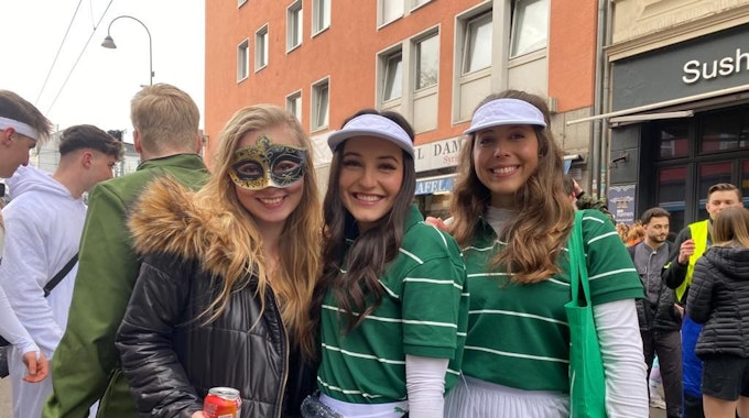 Drei kostümierte Frauen feiern Karneval in Köln.