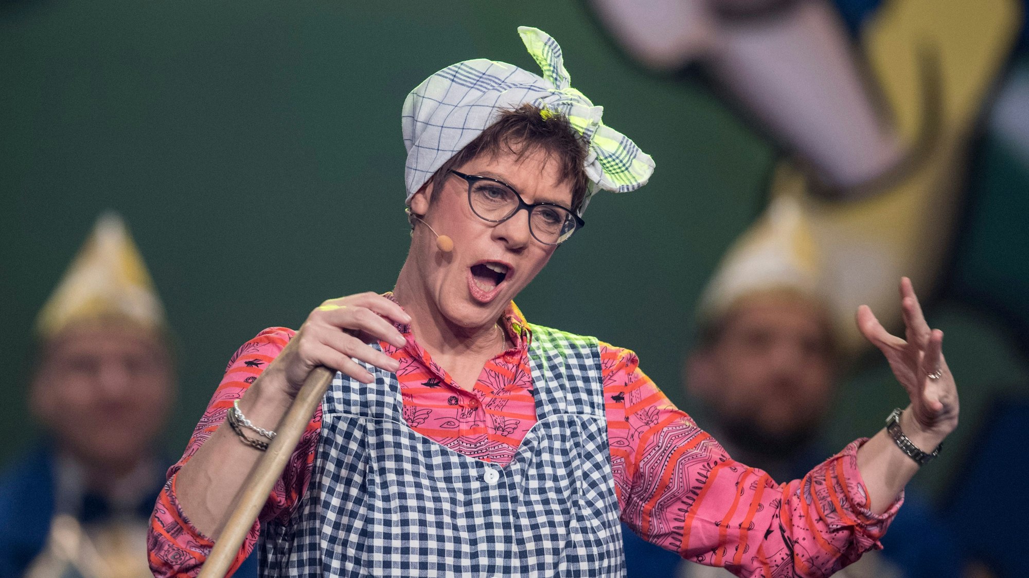 Annegret Kramp-Karrenbauer als „Putzfrau Gretel“