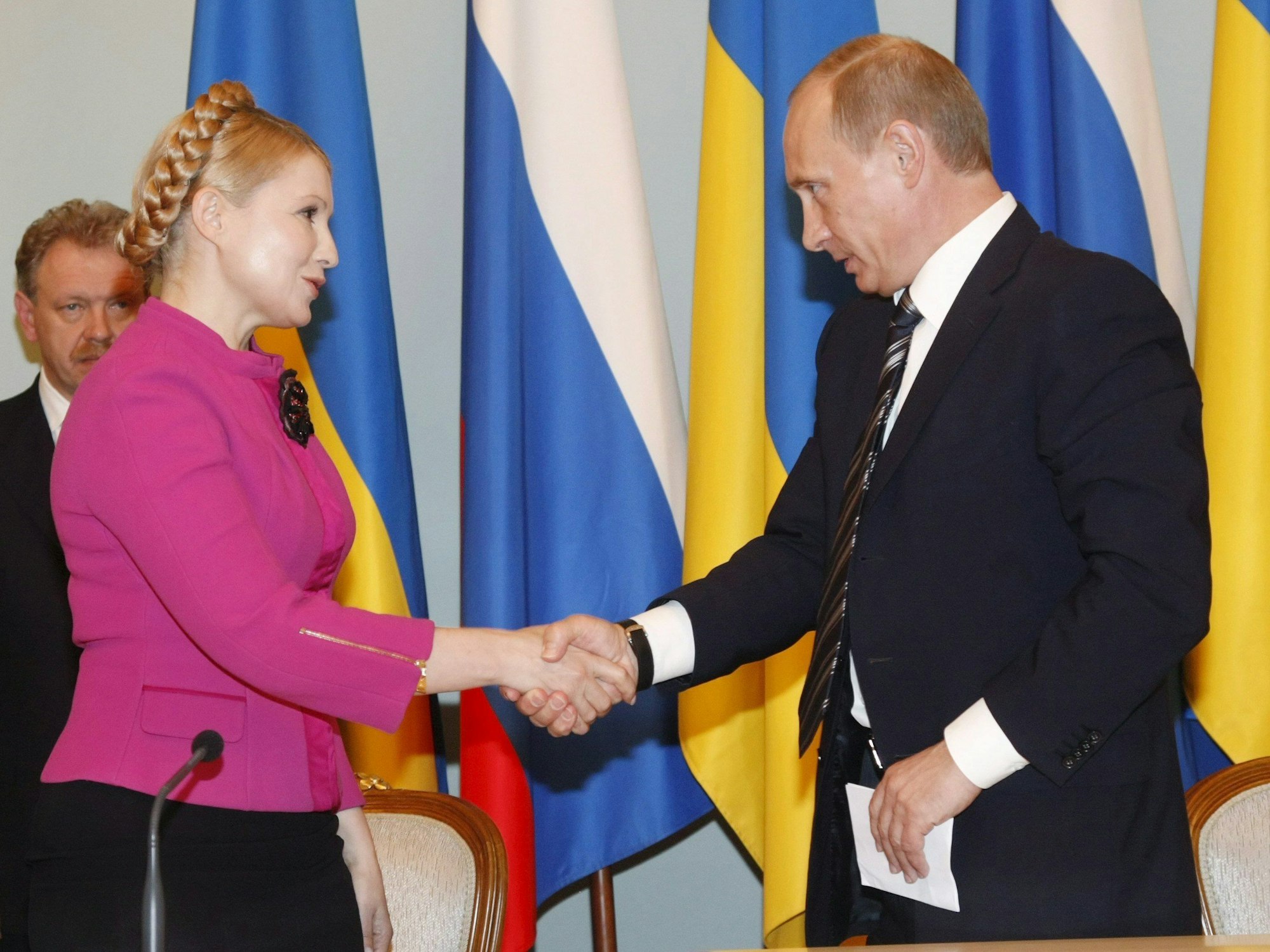 Der russische Ministerpräsident Wladimir Putin (r) reicht seiner ukrainischen Amtskollegin Julia Timoschenko die Hand.