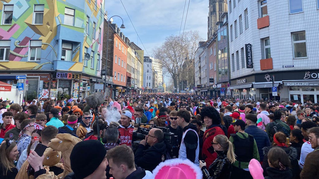 Die Zülpicher Straße gefüllt mit Menschen.