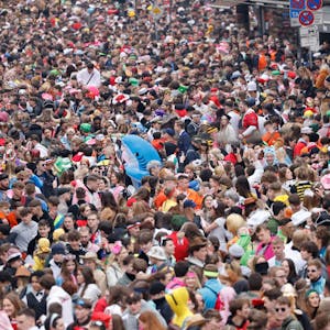Bunt verkleidete Menschen feiern Karneval auf der Zülpicher Straße in Köln.