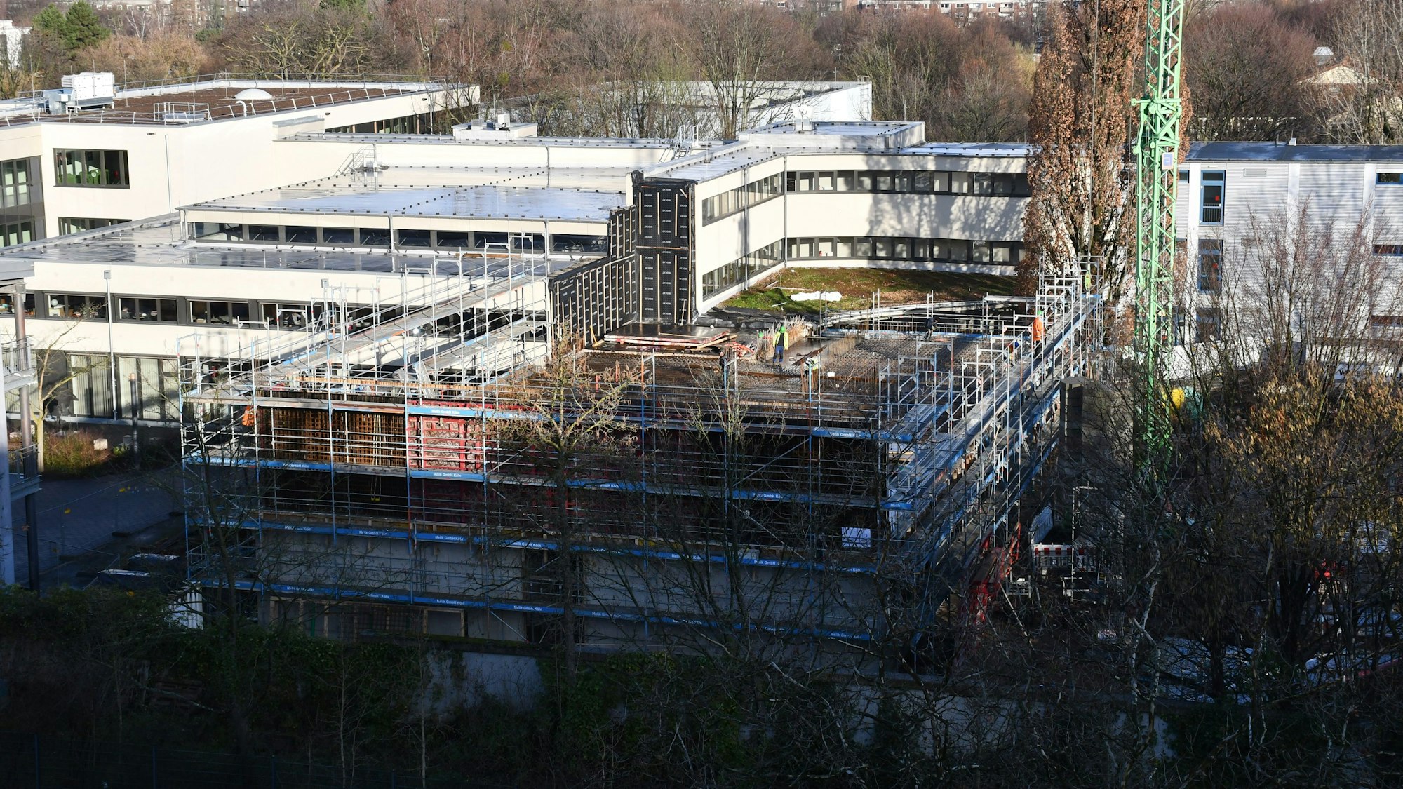 Das Foto zeigt das Ernst-Mach-Gymnasium in Hürth. Es ist wegen Bauarbeiten eingerüstet.