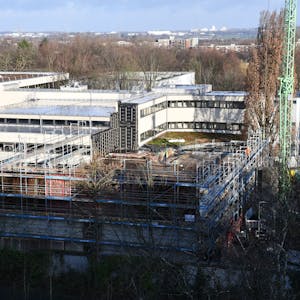 Das Foto zeigt das Ernst-Mach-Gymnasium in Hürth. Von außen eine Baustellen. Auch im übertragenen Sinne. Stadt Hürth und Bezirksregierung weisen sich gegenseitig die Schuld daran zu, dass Schüler abgewiesen wurden.