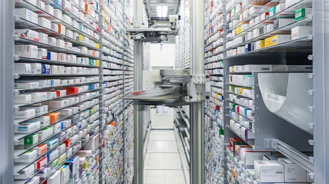 Blick in das automatisierte Medikamentenlager einer Apotheke.