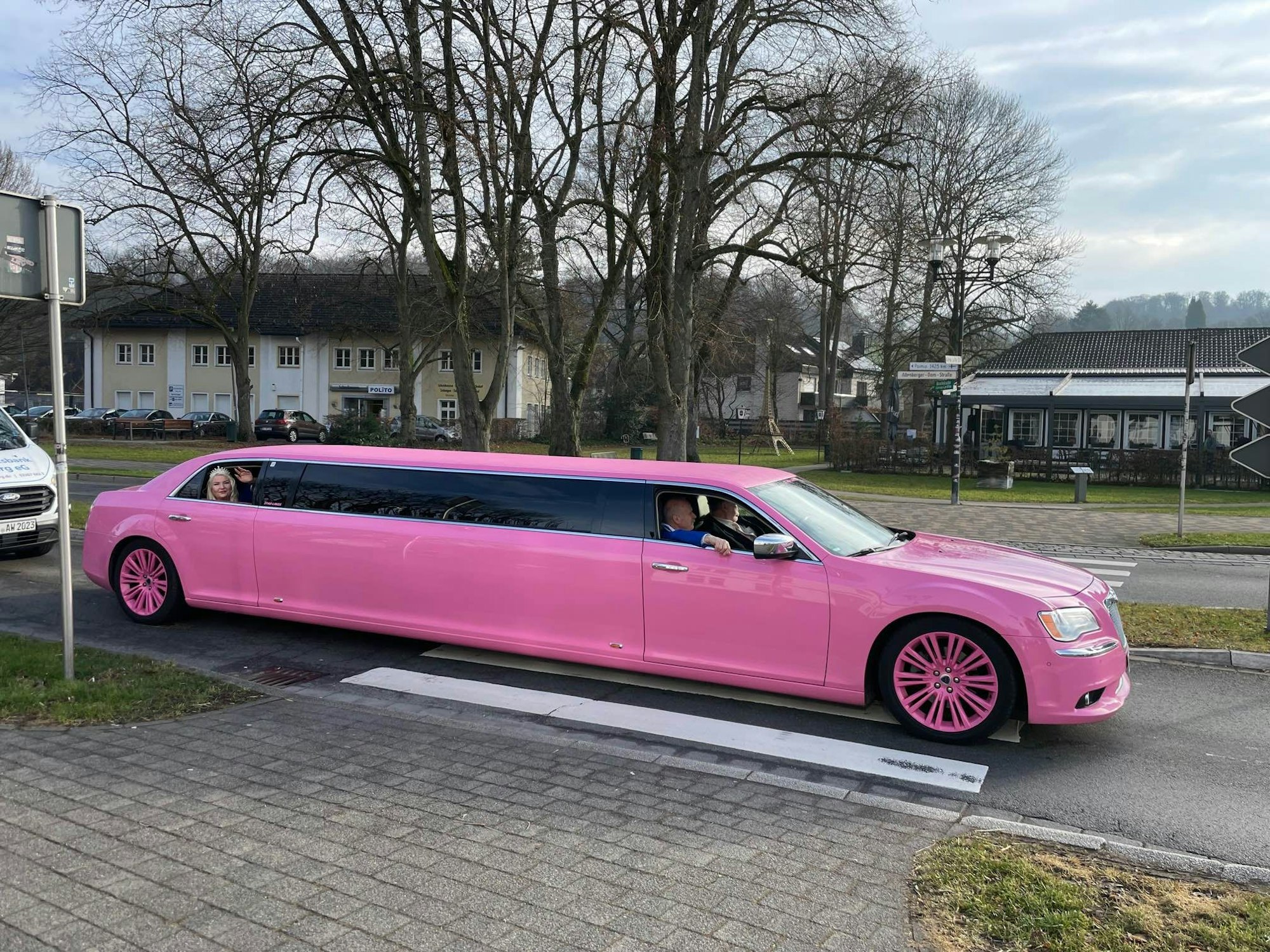 Prinzessin Sandra I.aus Odenthal-Blecher in einer pinken Limousine.