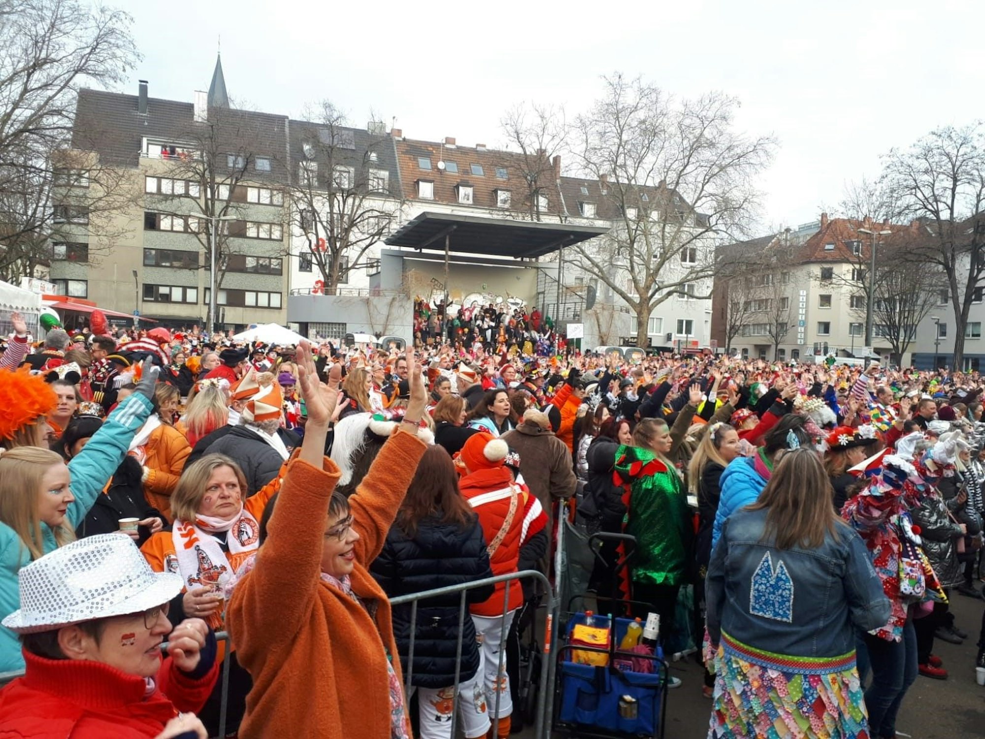 Tausende Jeck bei der Sessionseröffnung auf dem Wilhelmplatz in Nippes.
