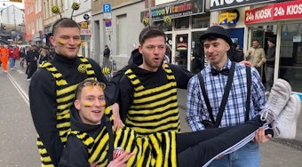Vier verkleidete junge Männer posieren für die Kamera.