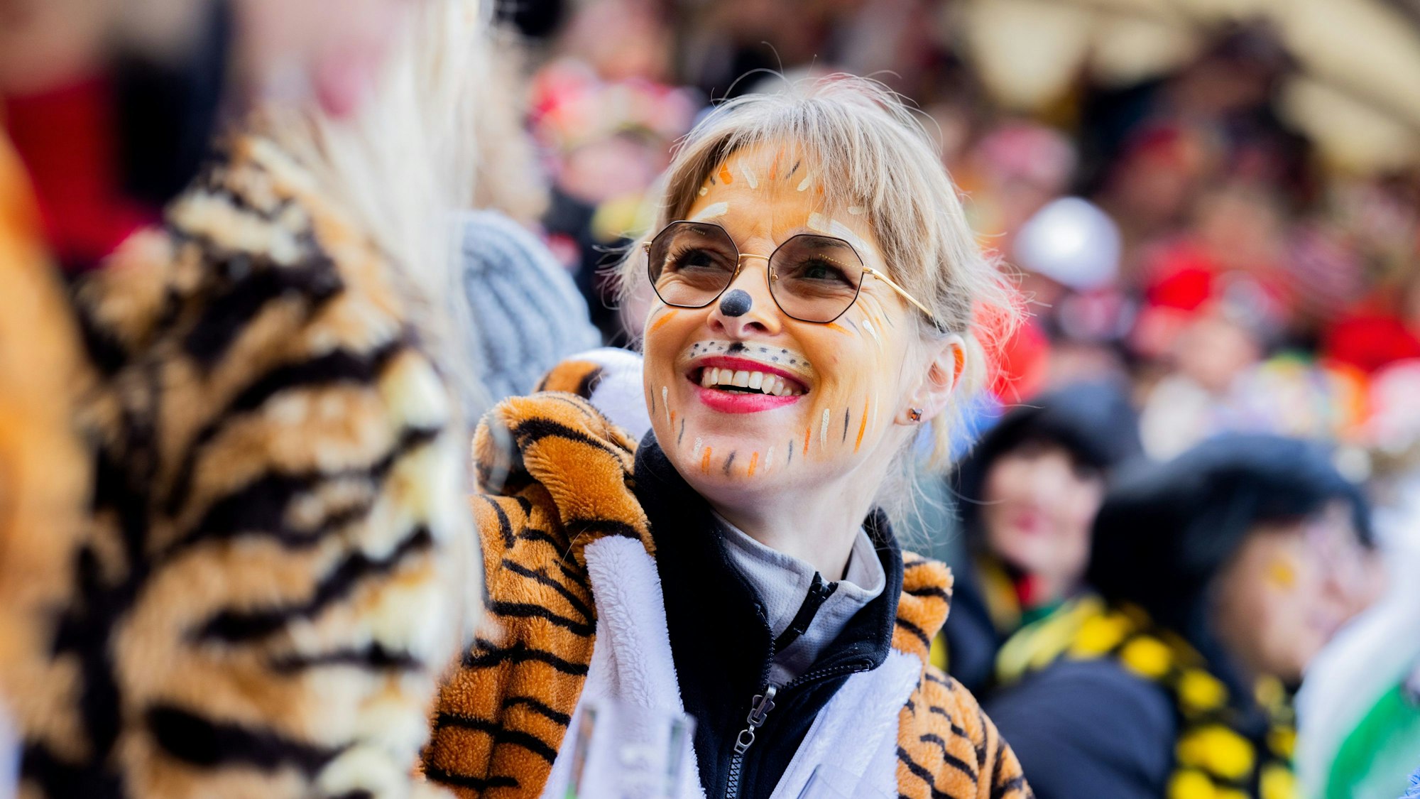 Als Tiger verkleidet: Karnevalistin auf dem Alter Markt.