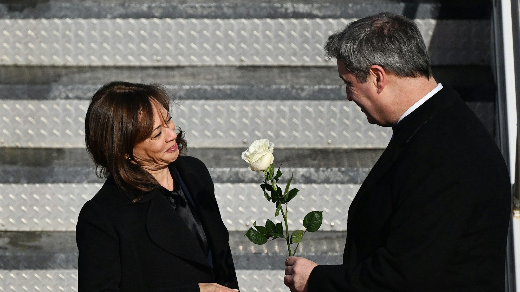 Kamala Harris (l.) wird von Markus Söder am Flughafen begrüßt.