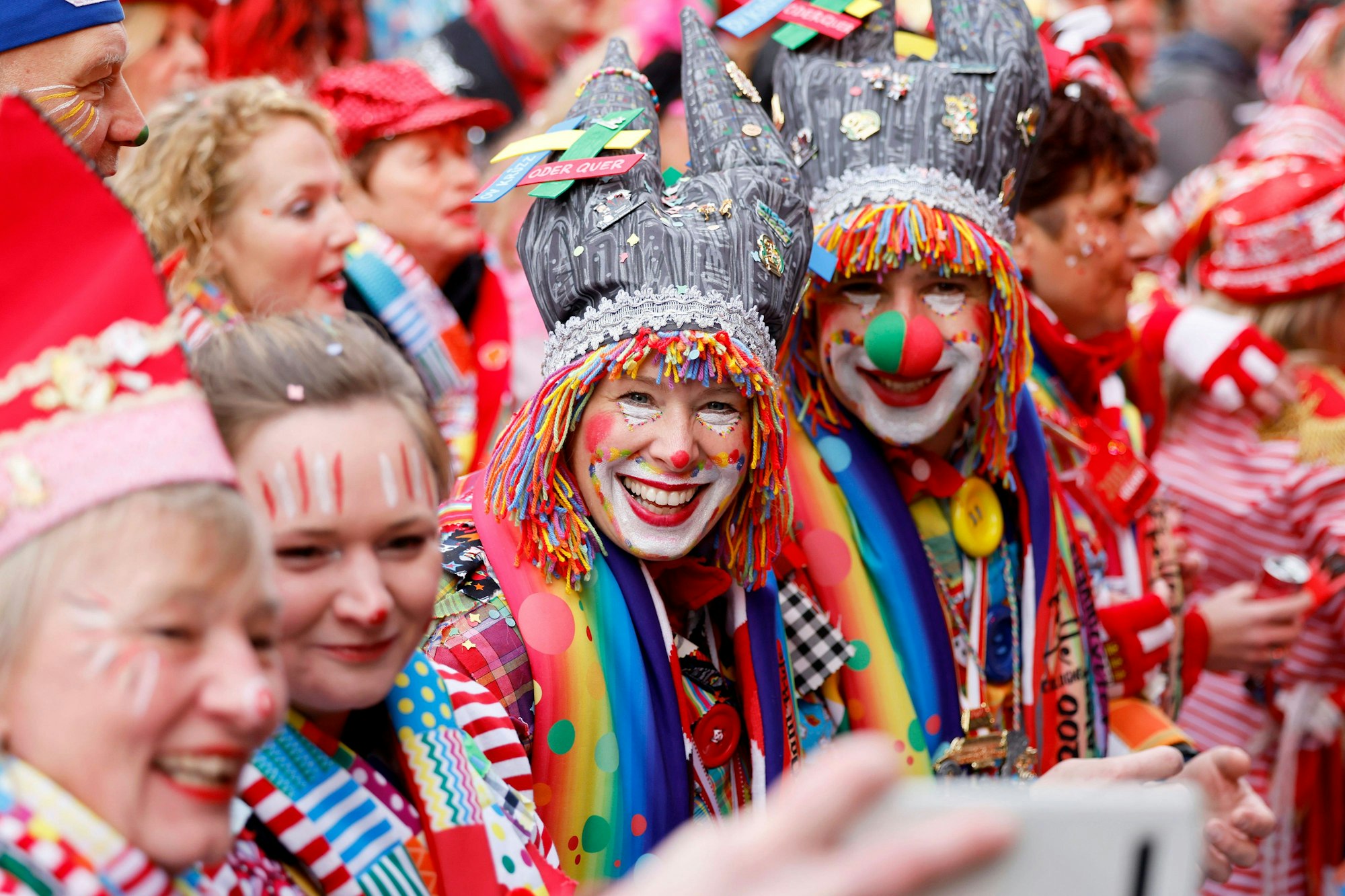 Viele Farben, der Dom als Hut: zwei Clowns feiern auf dem Alter Markt.