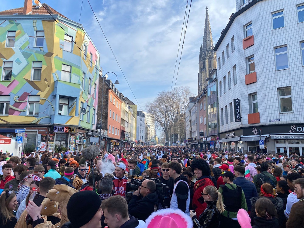 Eine Menschenmenge steht an Karneval auf der Zülpicher Straße in Köln.