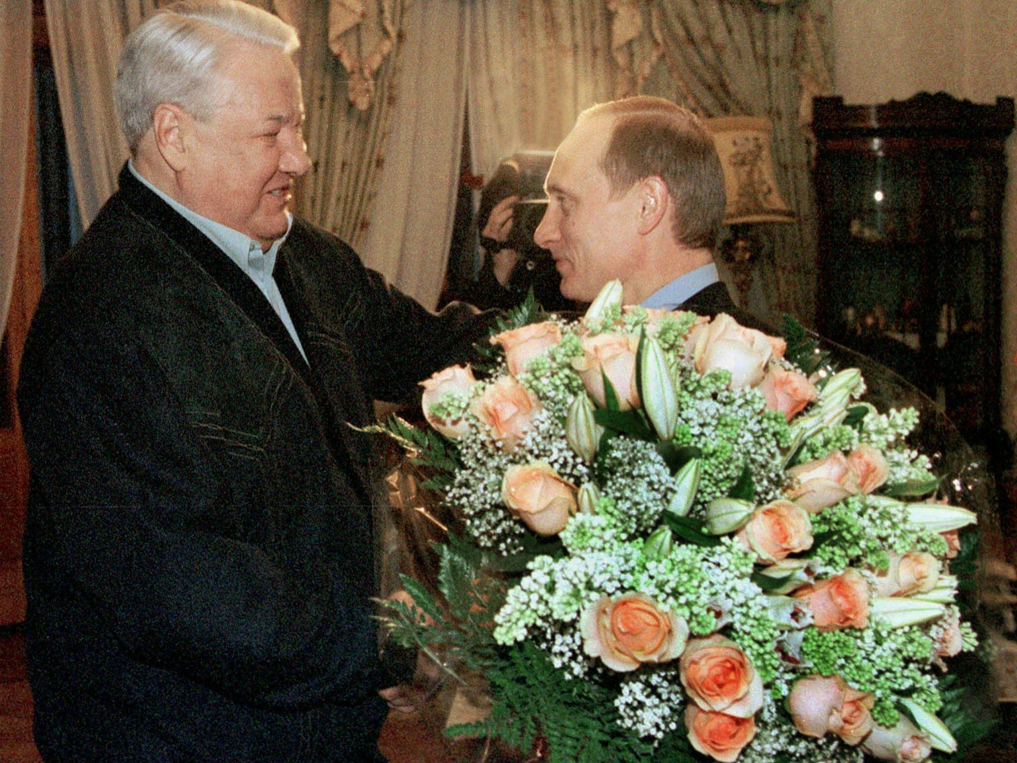 Der frühere russische Ministerpräsident Boris Jelzin (l) gratuliert seinem Nachfolger Wladimir Putin (r).