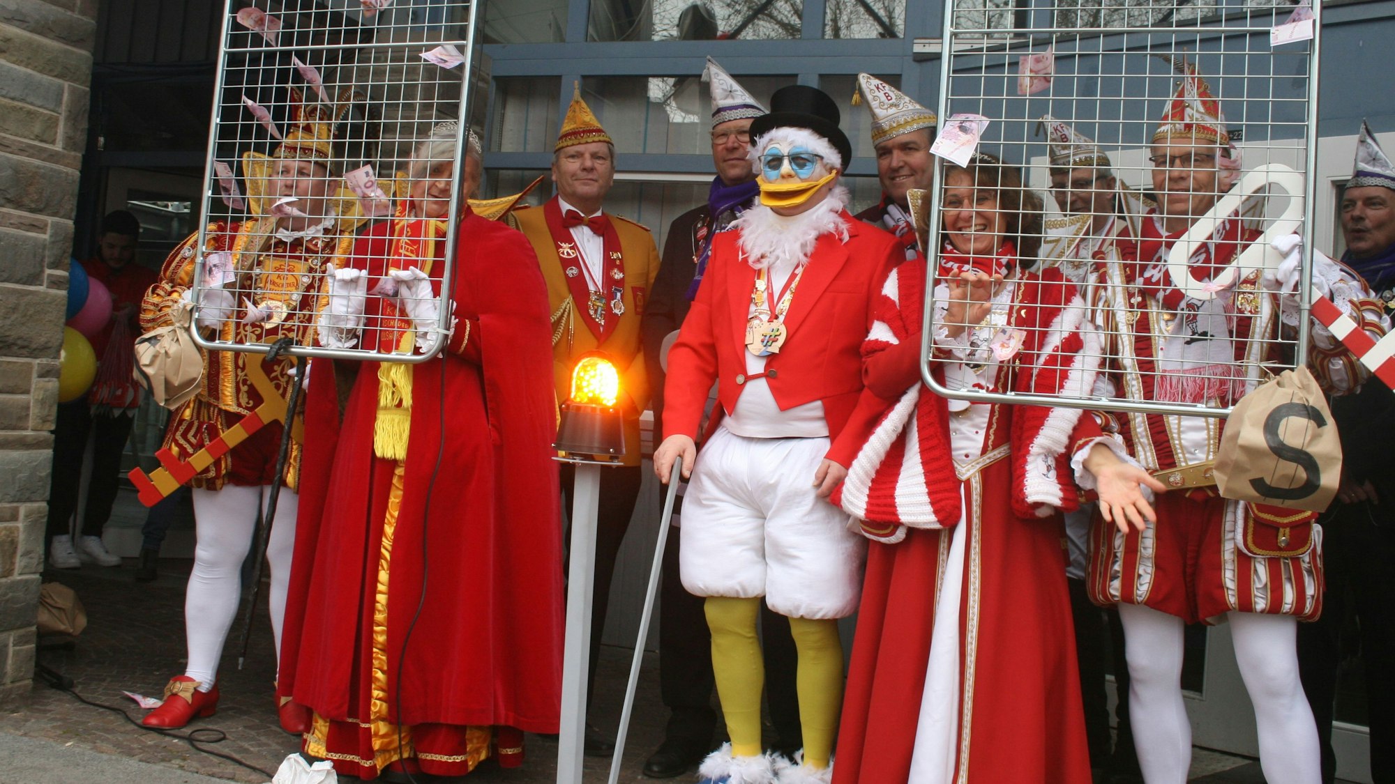 Dagobert Duck alias Willi Heider vereint mit Tollitäten und Karnevalisten vor dem Rathaus.