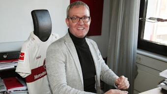 Alexander Wehrle, ehemaliger Geschäftsführer des 1. FC Köln und heute Vorstandsvorsitzender beim VfB Stuttgart, sitzt an seinem Schreibtisch in der Stuttgarter Klubzentrale.