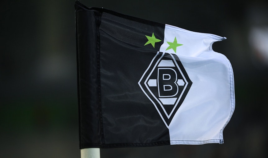 Dieses Symbolfoto zeigt eine Eckfahne im Borussia-Park. Die Aufnahme im Stadion von Fußball-Bundesligist Borussia Mönchengladbach ist am 14. Januar 2023 gemacht worden. Zu sehen ist die Borussia-Raute.