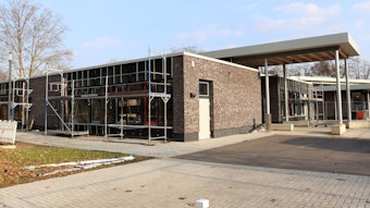 Ein Gerüst steht vor dem im Bau befindlichen Trakt der Gesamtschule Holweide.