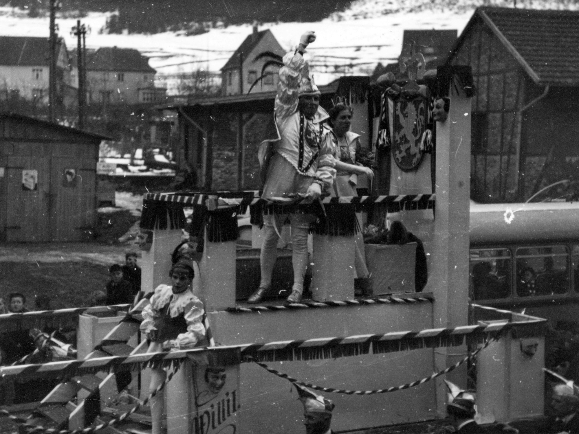 Der Titel des Bildes im Kreismedienzentrum: „Karneval in Hellenthal zwischen 1948 und 1956“.